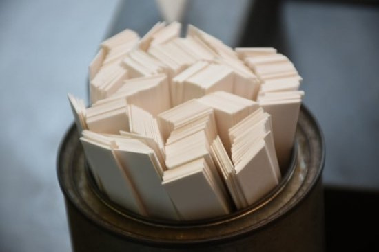 試香紙(ムエット)がたくさんはいっている容器